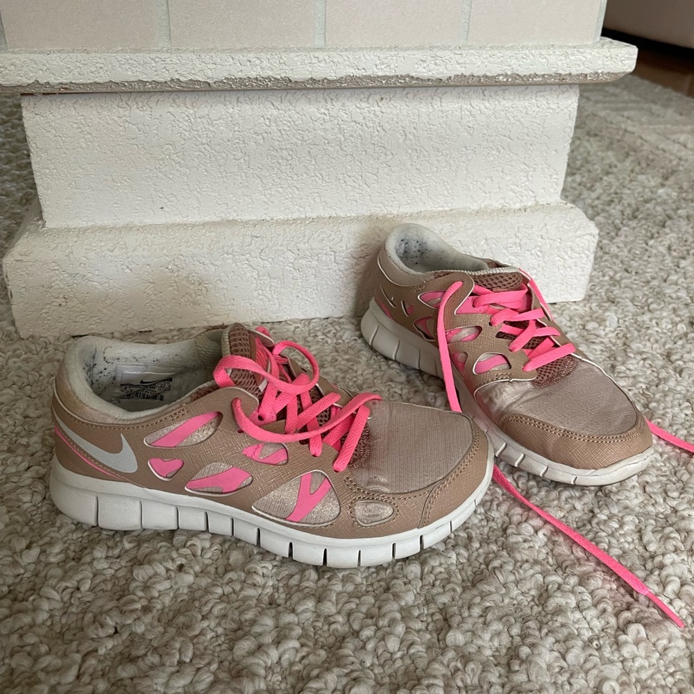 Women’s Nike sneakers in taupe/hot pink/cream shimmer. Size 5.5